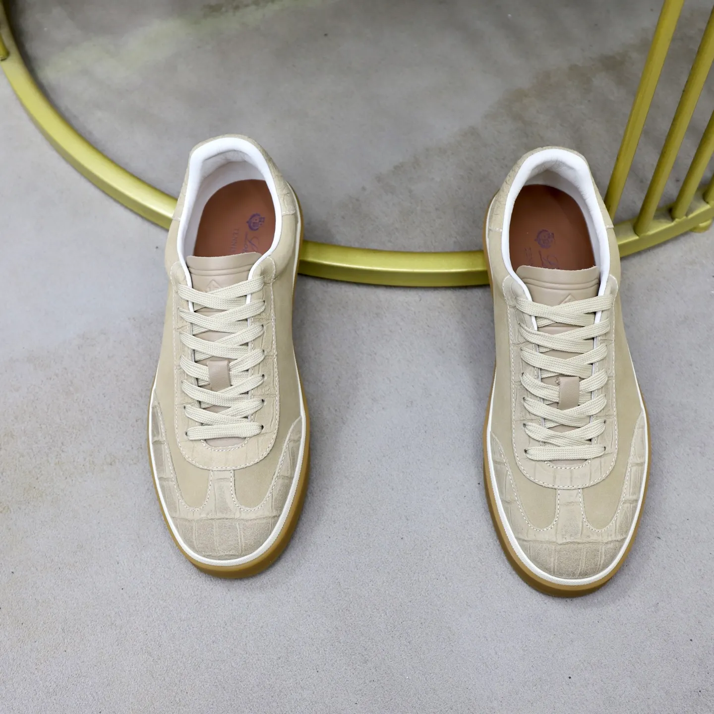 Ex-factory price: 560💰Loro Piana Tennis Walk men’s moral training sneakers! These new textured leather tennis shoes feature an ultra-low-top design for year-round wear and are water-resistant. The wrapped sole creates an effortlessly attractive color combination that harmoniously blends functionality with understated style. The ideal footwear option for urban dressing. The heel is decorated with a soft calfskin tongue with Kummel color inserts and an embossed LP logo. Cotton shoelaces. Material: Upper: Gray woven stitching with cowhide accents! Sole: Rubber lining: Cow leather original rubber sole, excellent foot comfort, complete package! Size: 38-39-40-41-42-43-44 leather shoe size (4546 can be customized)